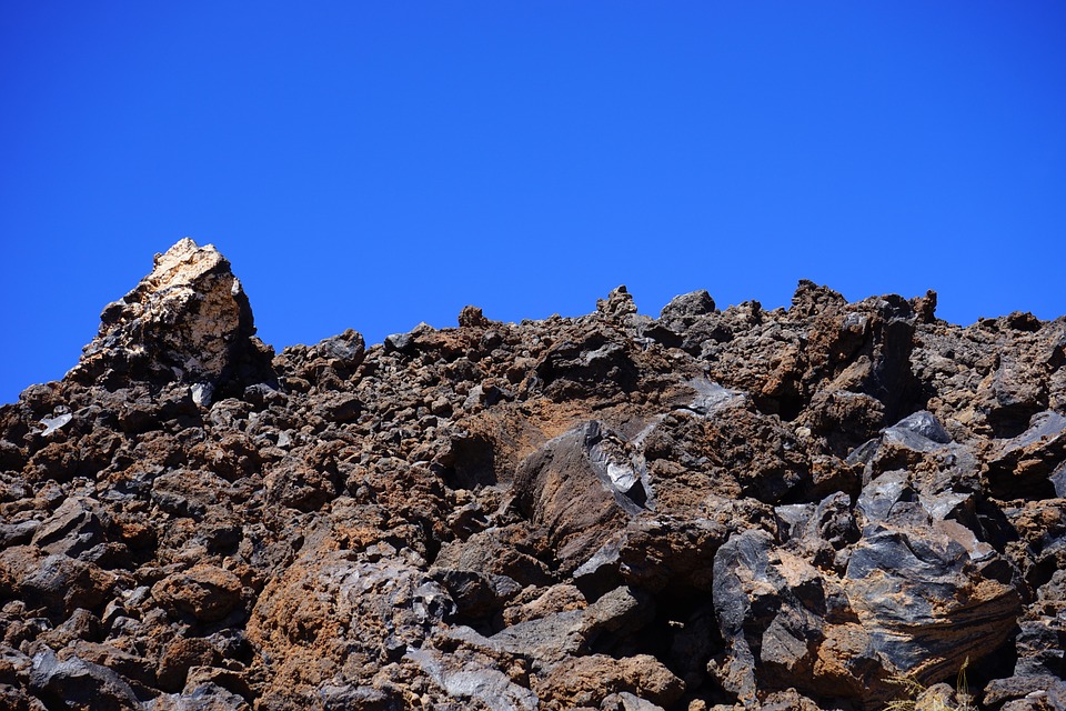 Roche volcanique, paramagnétique pour électroculture